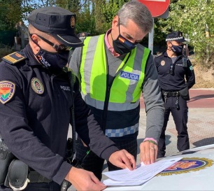 EL DISPOSITIVO DE POLICA PARA EL PUENTE Y TODA LA NAVIDAD PREV ENTRE 80 Y 90 AGENTES LOCALES TANTO EN TURNOS DE MAANA COMO DE TARDE Y MS DE 40 EN TURNO DE NOCHE